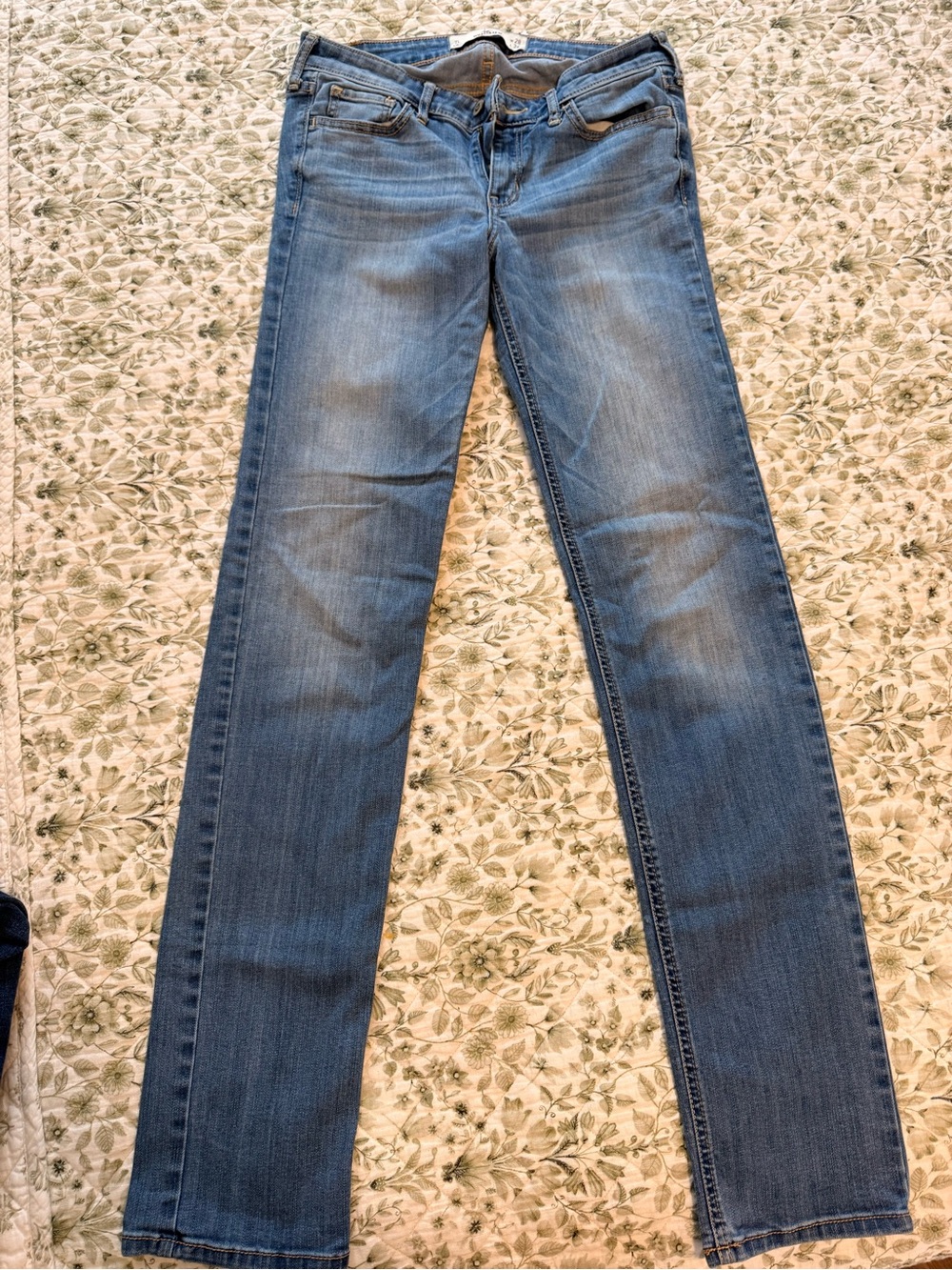 Hollister Straight-Leg Jeans in Medium Blue Wash